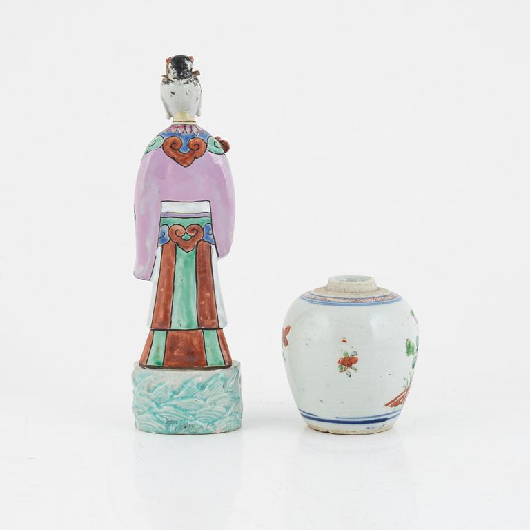 A Chinese famille rose porcelain figure and a jar, Qing dynasty (1644-1912).