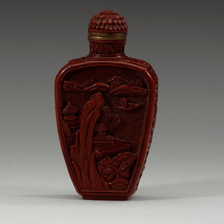 SNUSFLASKA, röd lack. Qingdynastin, med Qianlong fyra karaktärers märke. 1800-tal.
