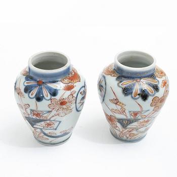 A pair of Japanese imari porcelain jars, 19th century.