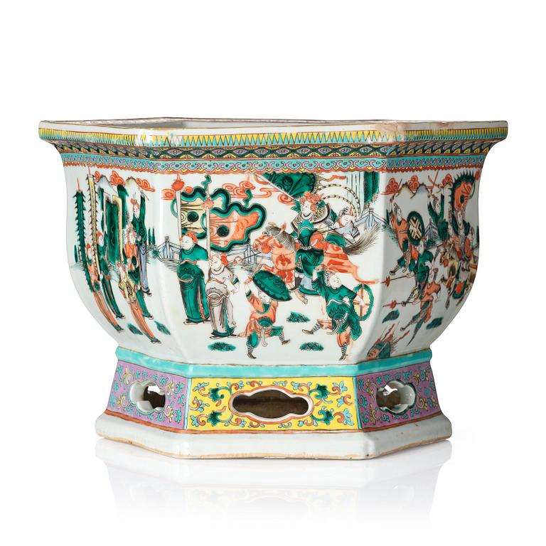 A large jardiniere, late Qing dynasty.