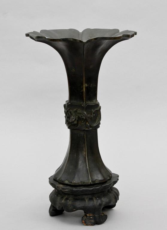 A bronze vase, Qing dynasty (1644-1912).