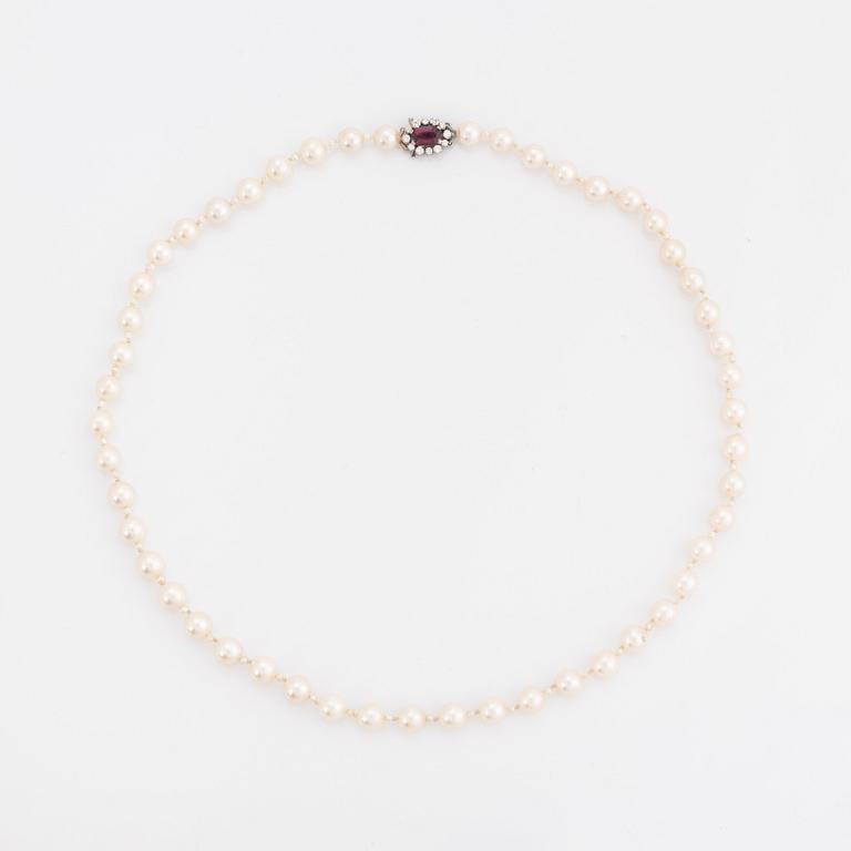 Cultured pearl necklace, clasp 18K white gold, ruby and brilliant cut diamonds.