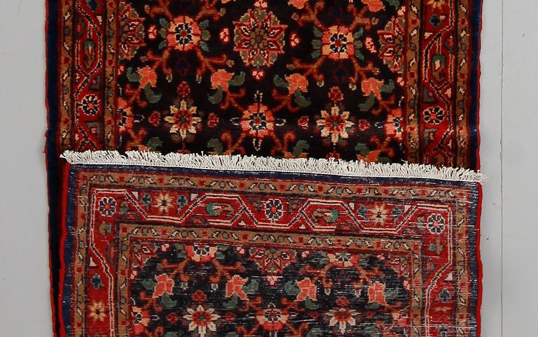 MATTA, Hamadan, ca 411 x 100 cm.