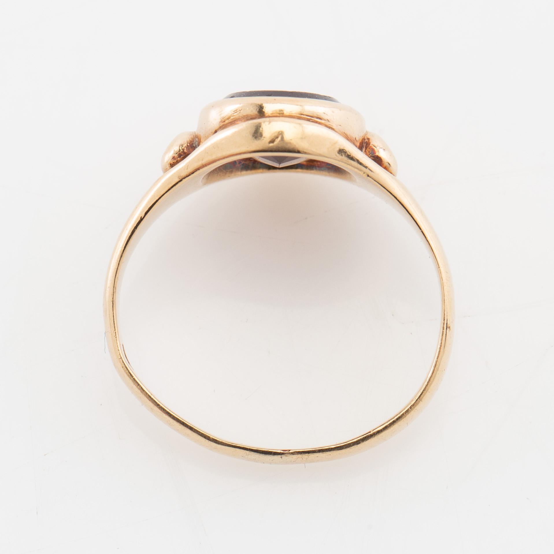 Ring 18K guld med en ovalt slipad granat.