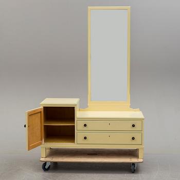 A 1920/30's chest of drawers with mirror.