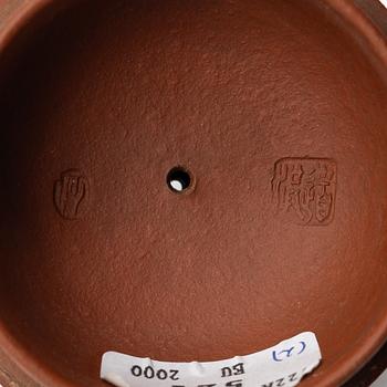 He Daohong, A red yixing teapot, 1960/70s.