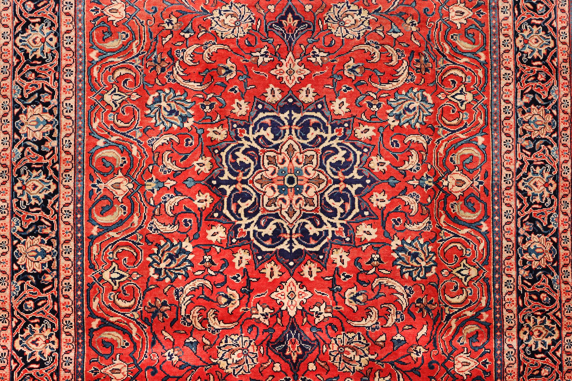 A Mahal carpet, c. 336 x 216 cm.