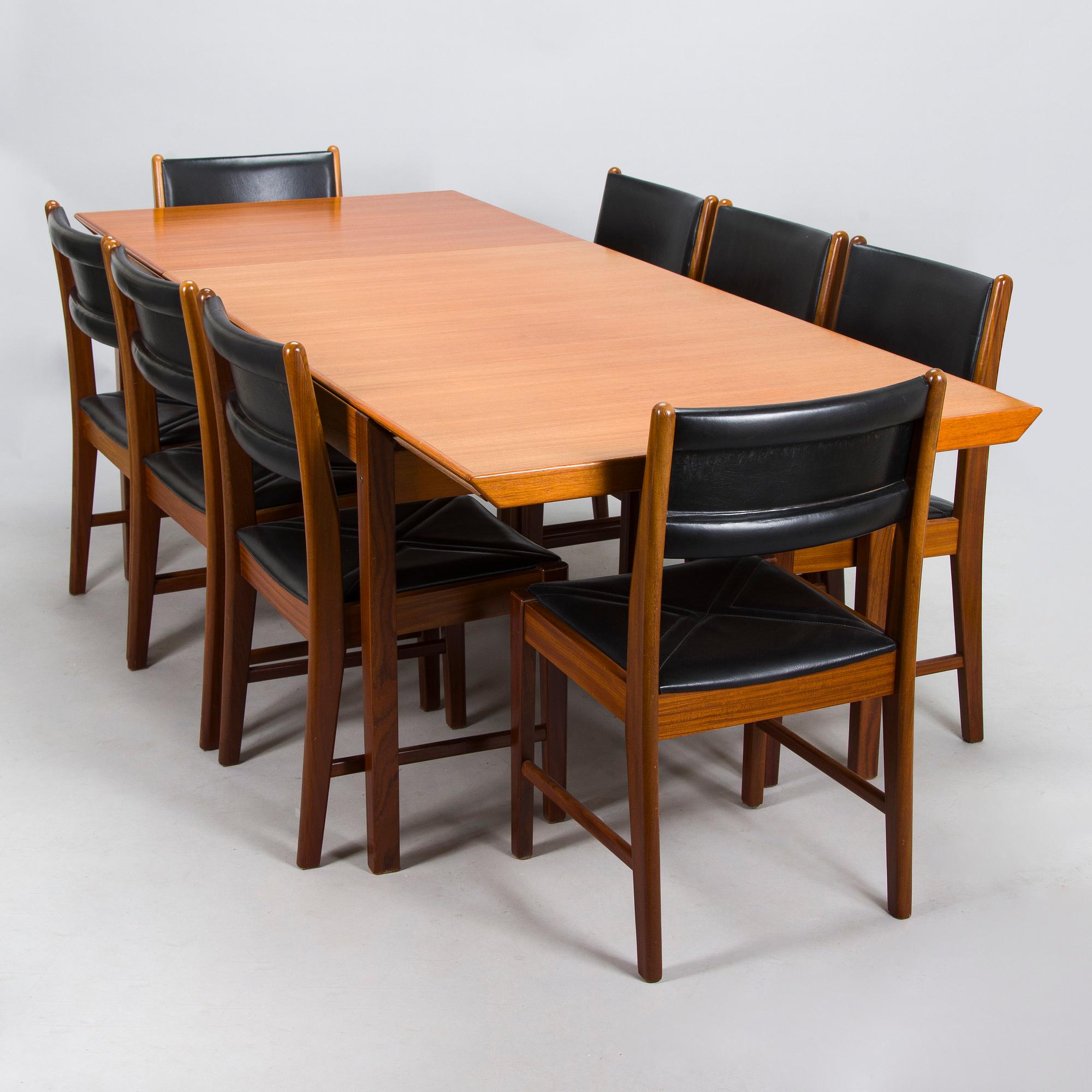 Pertti Salmi, a 1970s 'Samuel' dining table and eight 'Simeon' chairs for Vaara Tuotanto, Kaluste-Yhtymä, Finland.