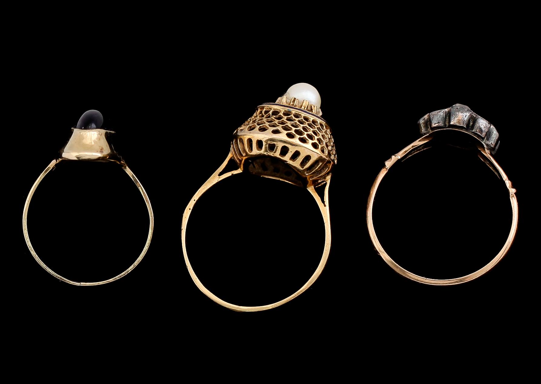 RINGAR, 3 st, 14 och 18 k guld. Total vikt ca 10 gram.