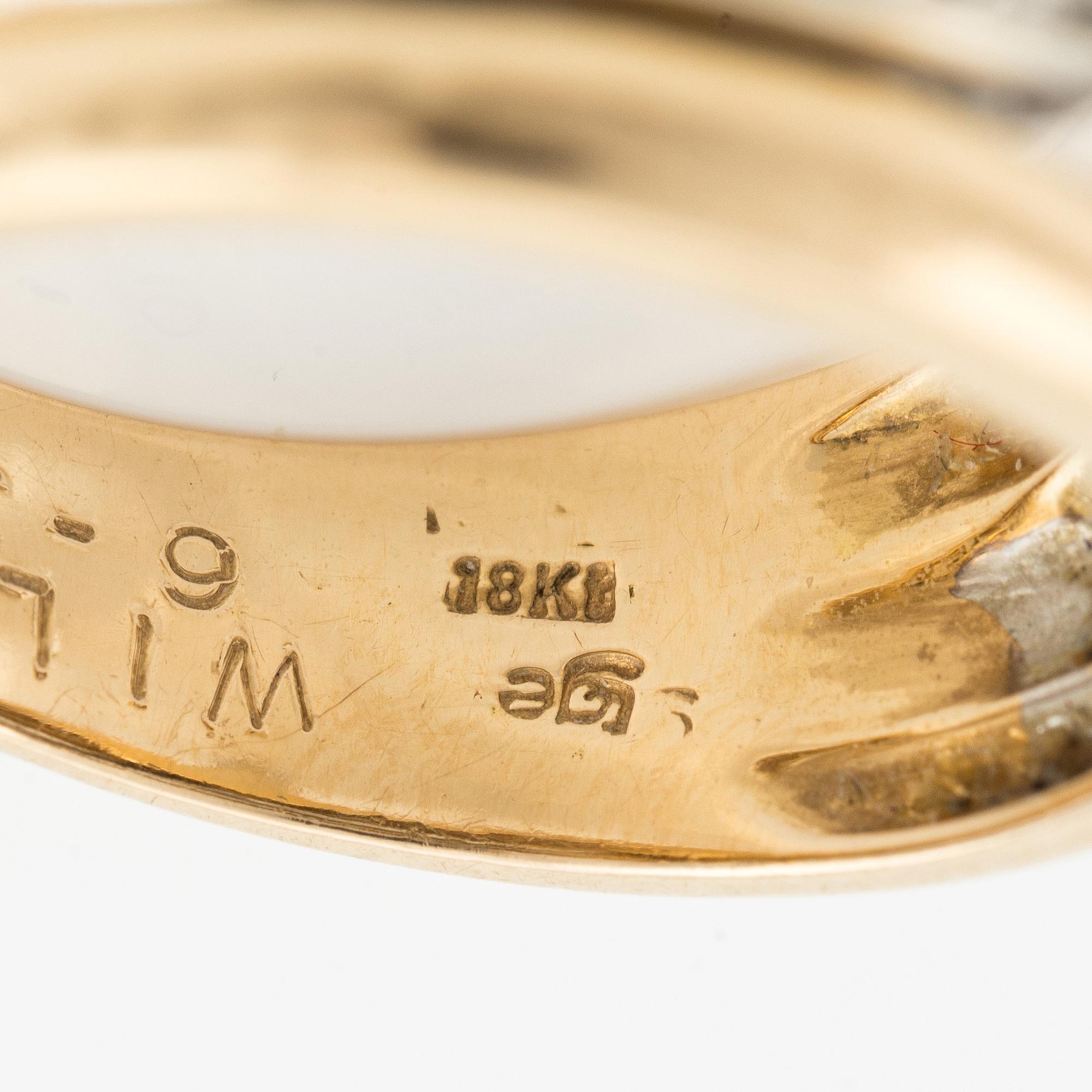 Ring 18K guld med små briljantslipade diamanter.