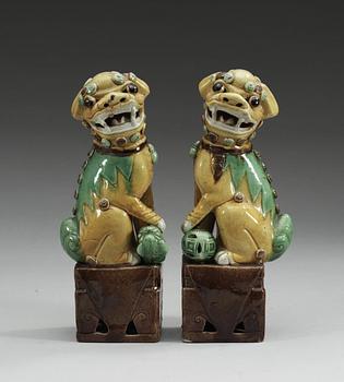 680. A pair of bisquit Buddhist lions, Qing dynasty, 19th century.