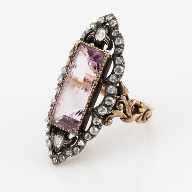 An 18K gold and silver ring  with a faceted topaz and rose-cut diamonds, 19th century.