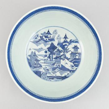 A large blue and white bowl, Qing dynasty, late 19th Century.