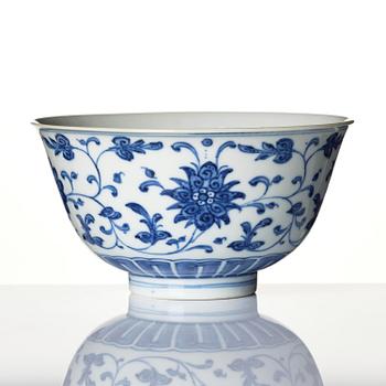 Skål, porslin. Qingdynastin, med Qianlongs märke och period (1736-95).