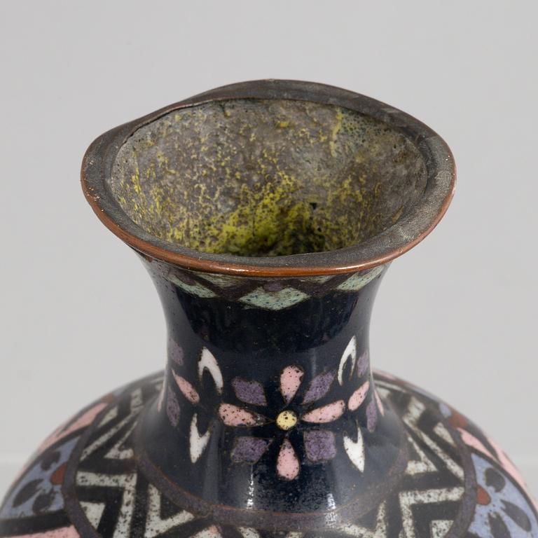 A Japanese cloisonné vase and a porcelain 'a thousand faces' satsuma dish, Meiji (1868-1912) and 20th century.
