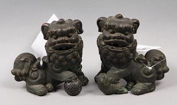 TEMPELLEJON ett par, metall.  Kina, 1900-tal.