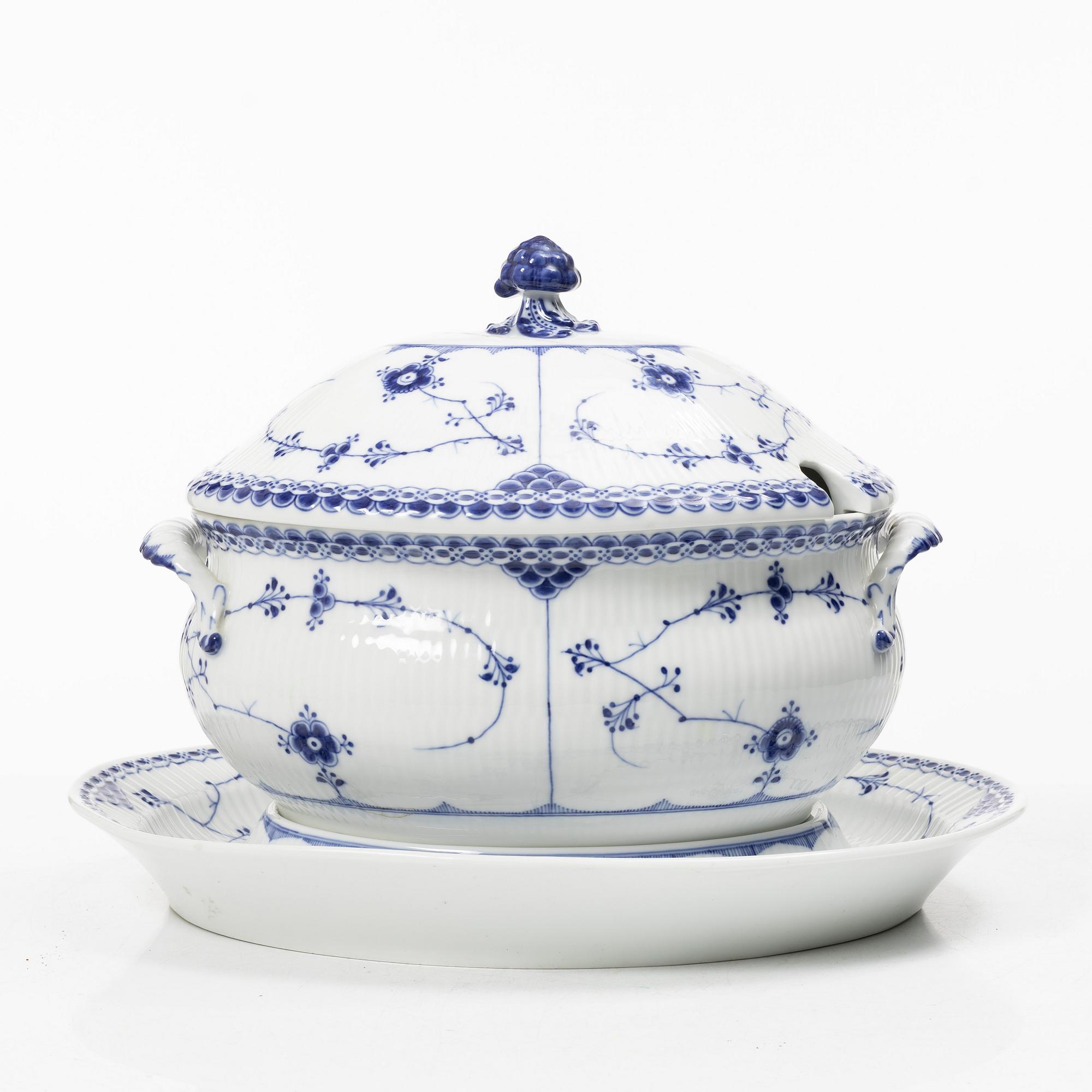 Royal Copenhagen, terrin, porslin, "Musselmalet", modell 597, Danmark, 1894 - 1900.