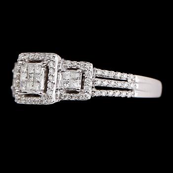 RING, 10 k vitguld, briljant och princesslipade diamanter tot ca 0.50 ct.