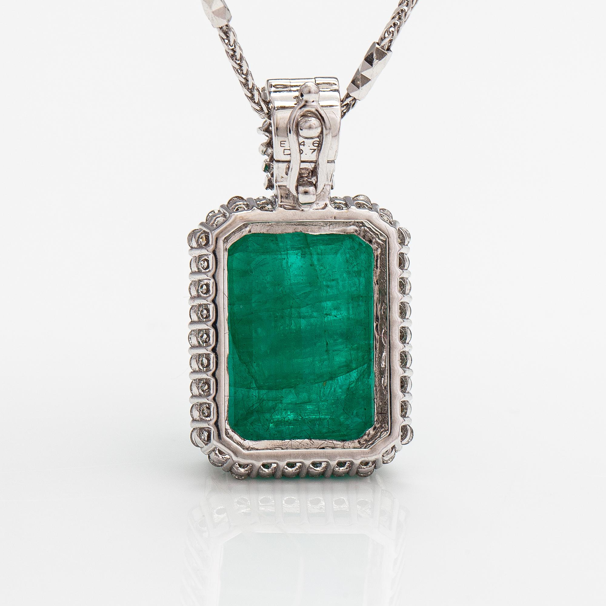 Halsband, 14K vitguld, smaragd ca 14.65 ct och diamanter ca 0.76 ct tot enligt IGI-certfikat.