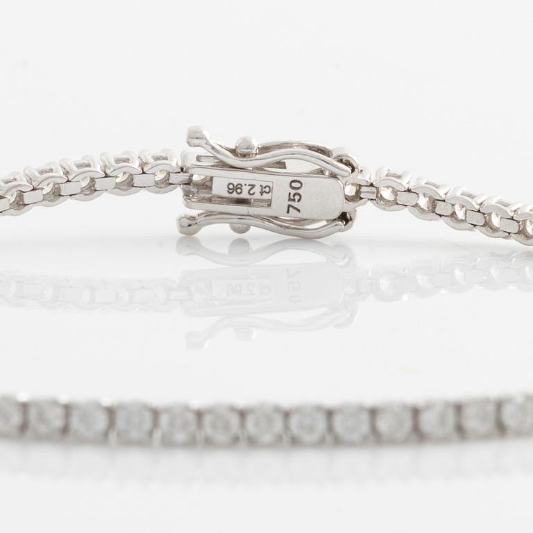 Tennis bracelet with brilliant-cut diamonds.