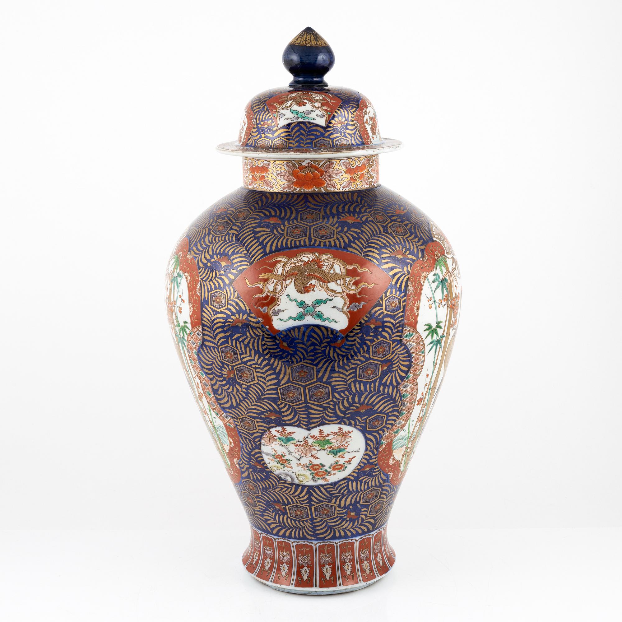 A Japanese imari porcelain urn with cover, 20th century.