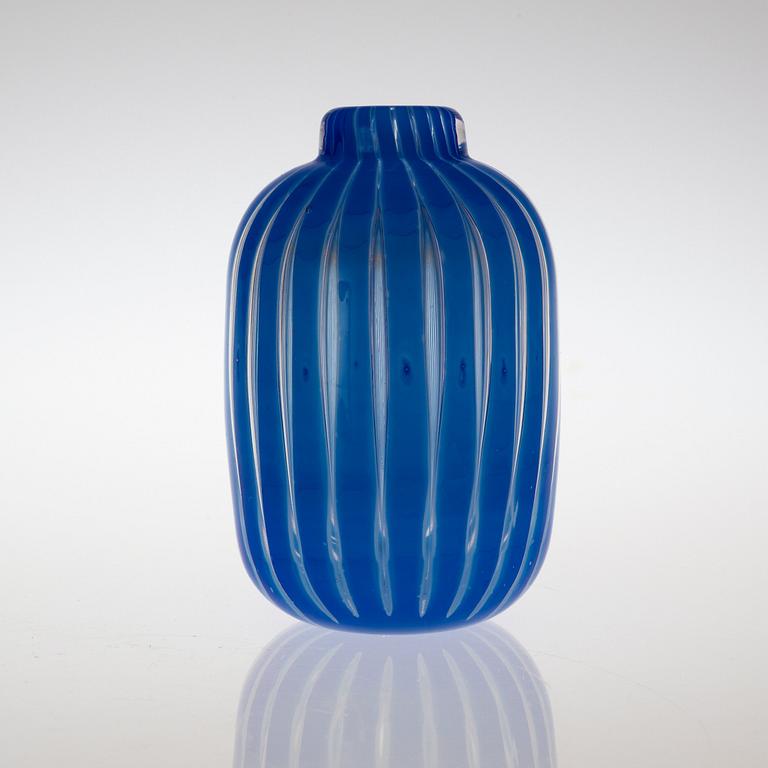 An Edvin Öhrström 'Ariel' glass vase, Orrefors 1950.