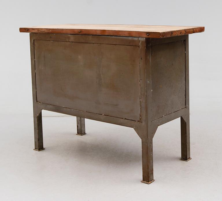 SERVERINGSSKÅP, industrimodell, 1900-talets andra hälft.