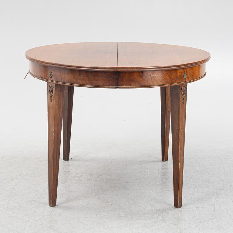 A late Gustavian dining table, 18th/19th century.