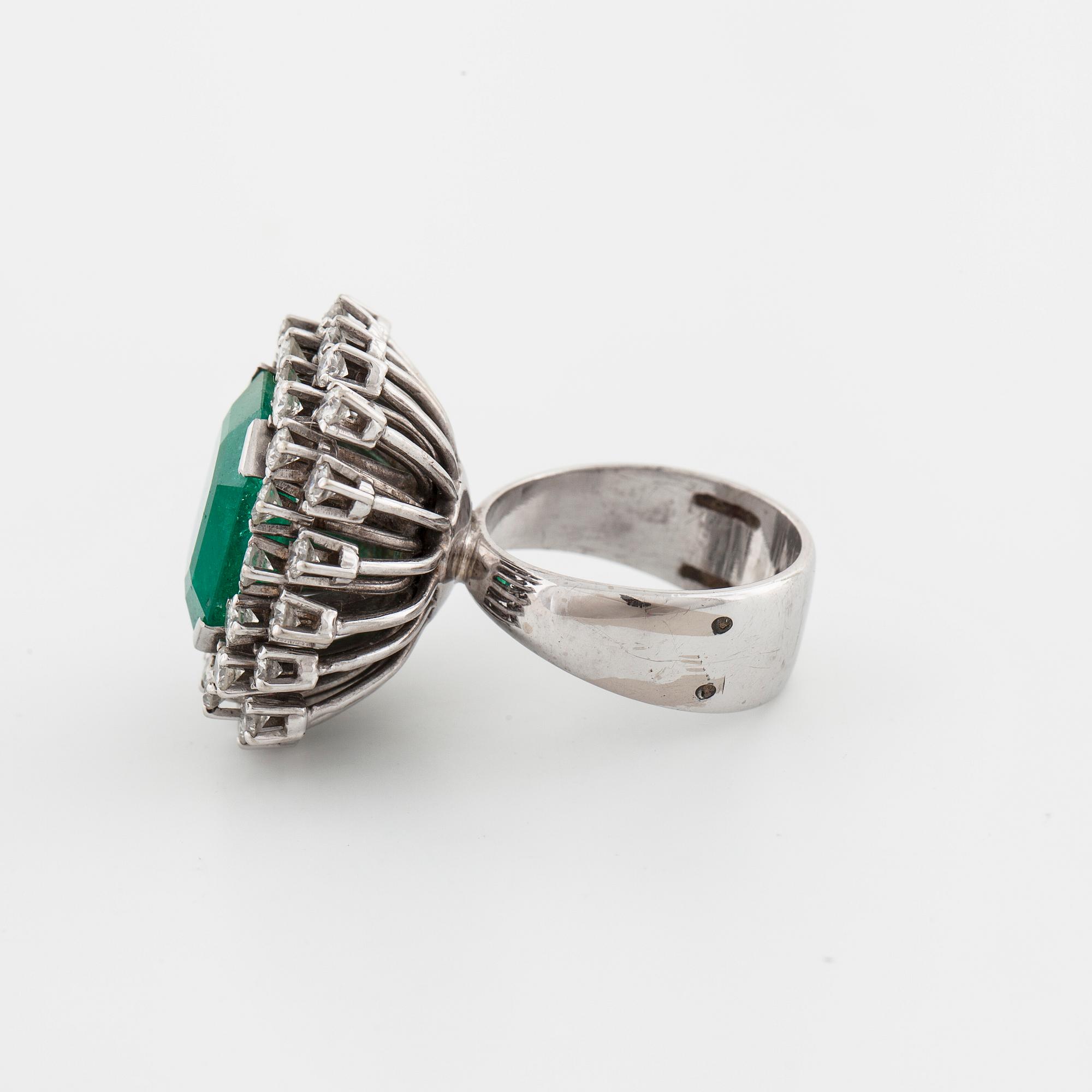 JARL SANDIN, Göteborg, 1975, ring med smaragd samt briljantslipade diamanter.