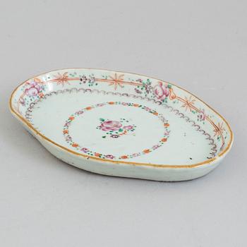 A famille rose dish, Qing dynasty, Qianlong (1736-95).