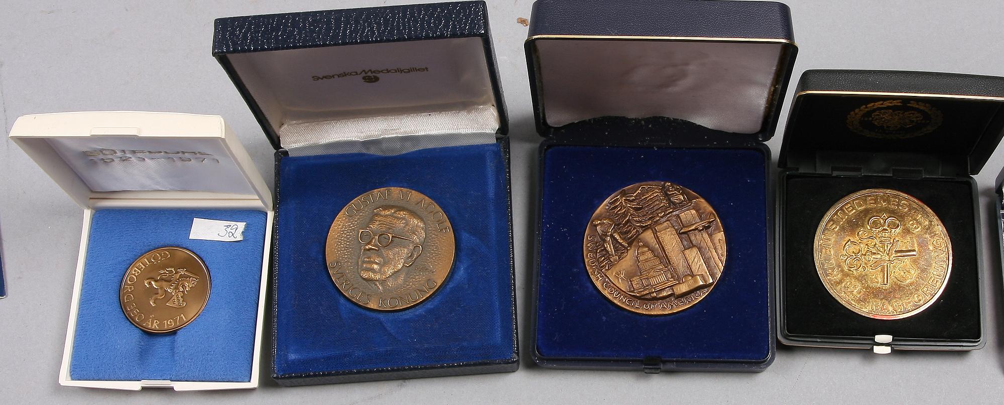 PARTI MEDALJER SAMT MYNT, ca 40 st, mest brons, Sverige, Danmark, New Zealand, England, Finland, USA mfl, 1900-tal.