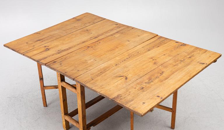 A gate leg table, 18th/19th century.