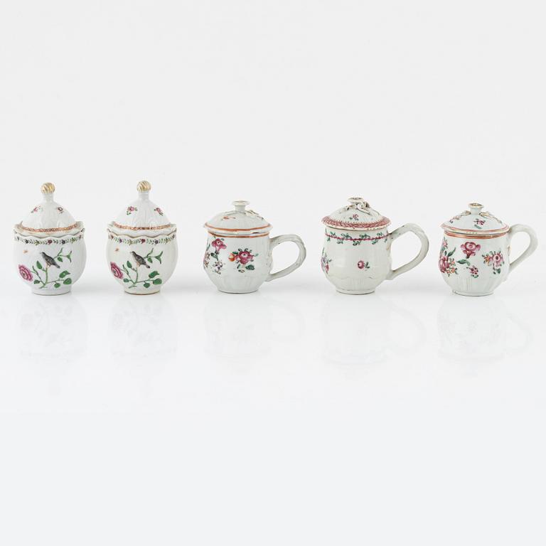 A matched set of 6 Chinese Export custard cups with covers and a cup, Qing dynasty, 18th Century.