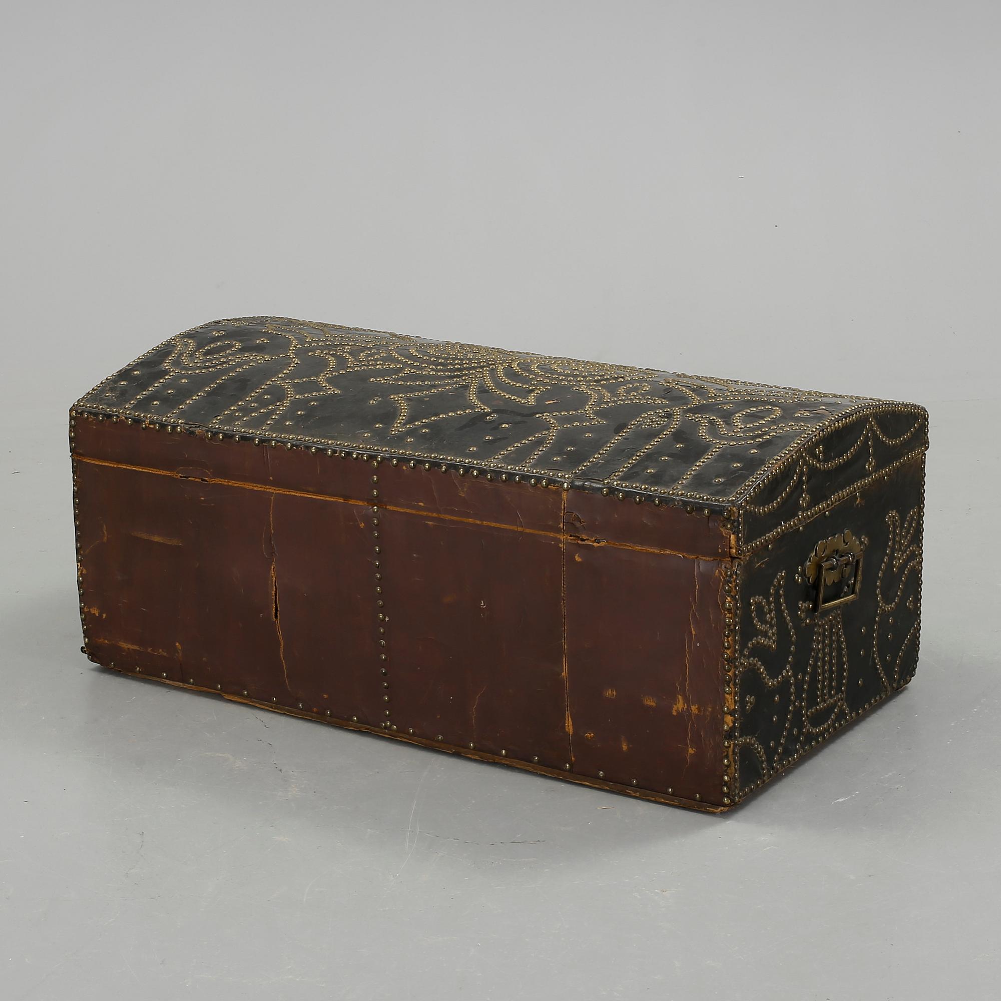 KISTA, trä, läder och mässing, bär datering 1812.