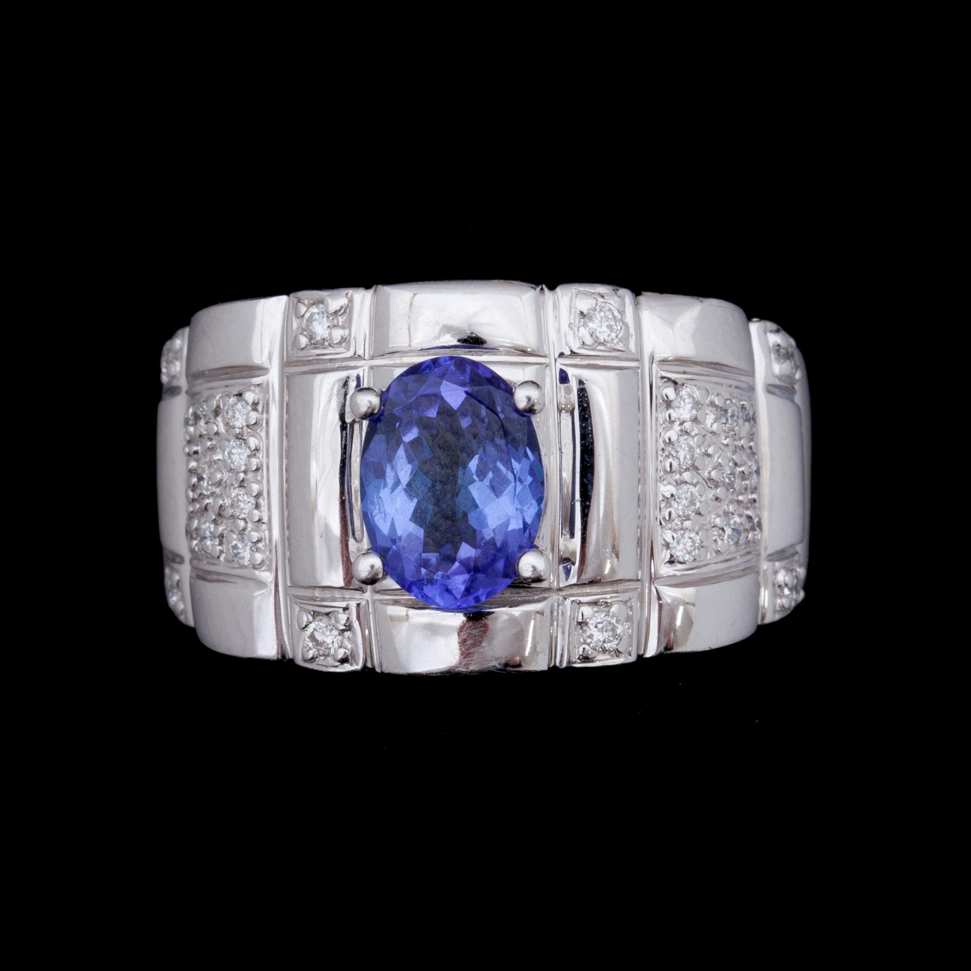 RING, 14k vitguld blå oval fasettslipad tanzanit o små briljantslipade diamanter. Vikt 7,4g.