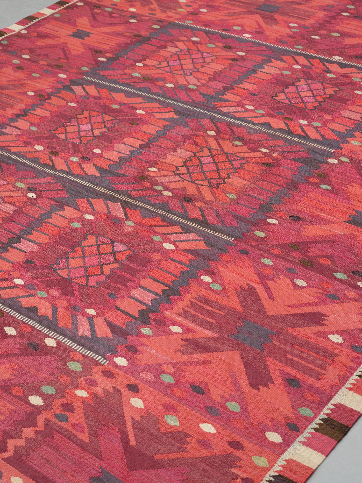 Barbro Nilsson, Matto, "Nejlikan röd", flat weave, ca 320-323 x 251 cm, signed AB MMF BN.