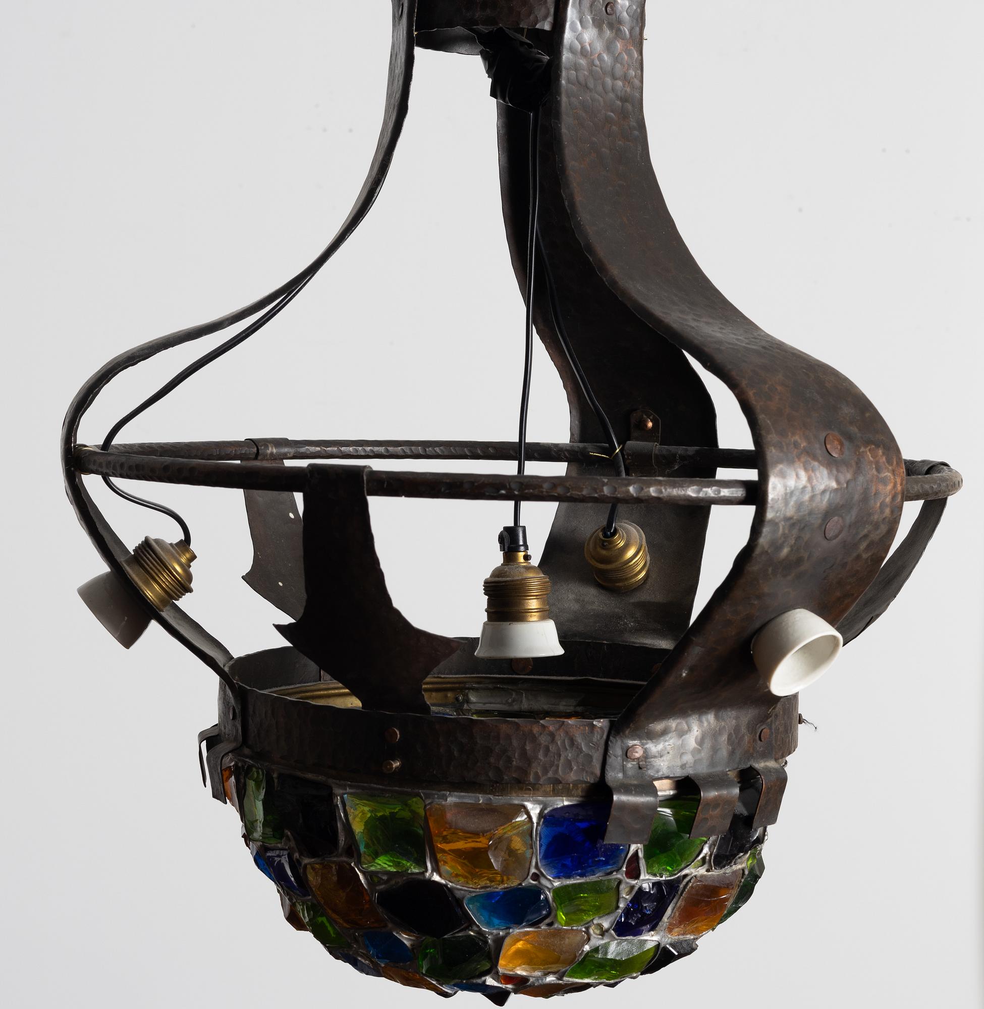 Taklampa, driven koppar, färgat glas, tidigt 1900-tal.