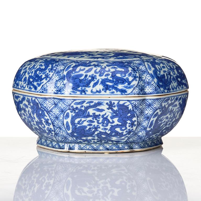A blue and white 'five clawed dragon' box with cover, Ming dynasty, Wanli mark and of the period (1573-1619).