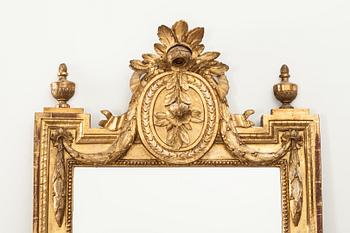 SPEGEL, gustaviansk, hallstämplad med otydligt årtal (1778?).