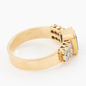 Ring 18k guld med en fasettslipad smaragd och runda briljantslipade diamanter.