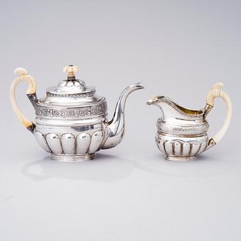 KAFFEKANNA OCH GRÄDDKANNA, silver, Moskva 1828 och St:Petersburg 1836, totalvikt 750 g.