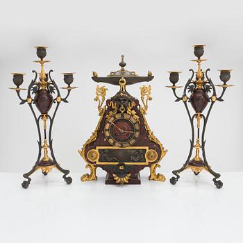 Bordsgarnityr, bestående av bordspendyl och kandelabrar, ett par, Frankrike 1800-talets sista kvartal.