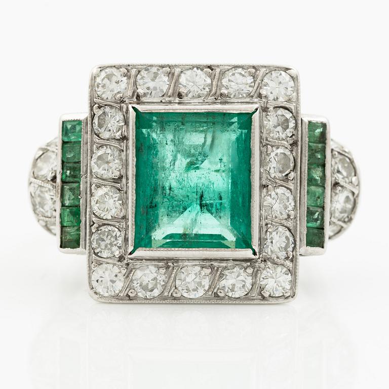 Ring 14K white gold with emeralds and round brilliant-cut diamonds.