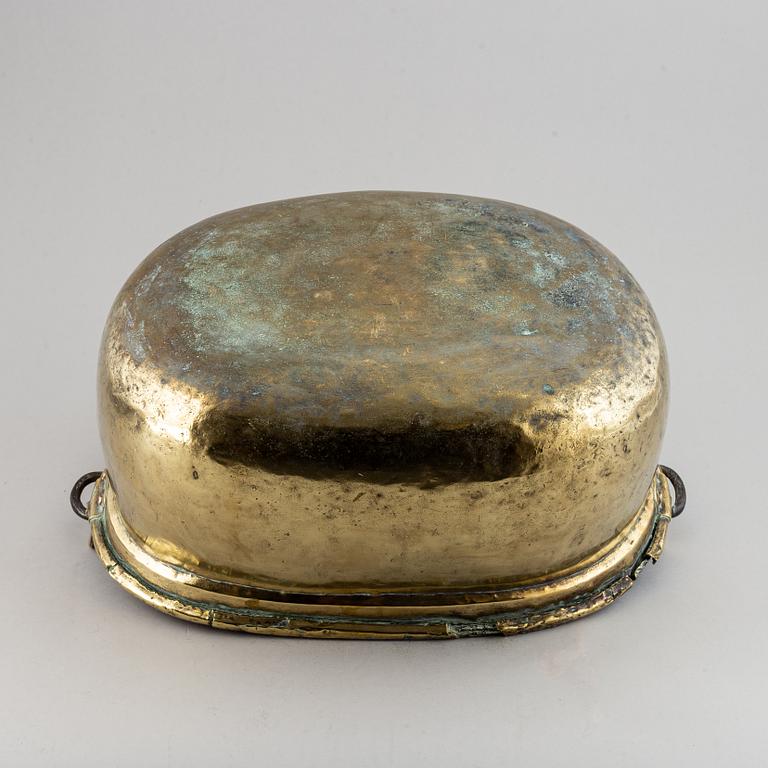 A brass lidded pan, 18th/19th century.
