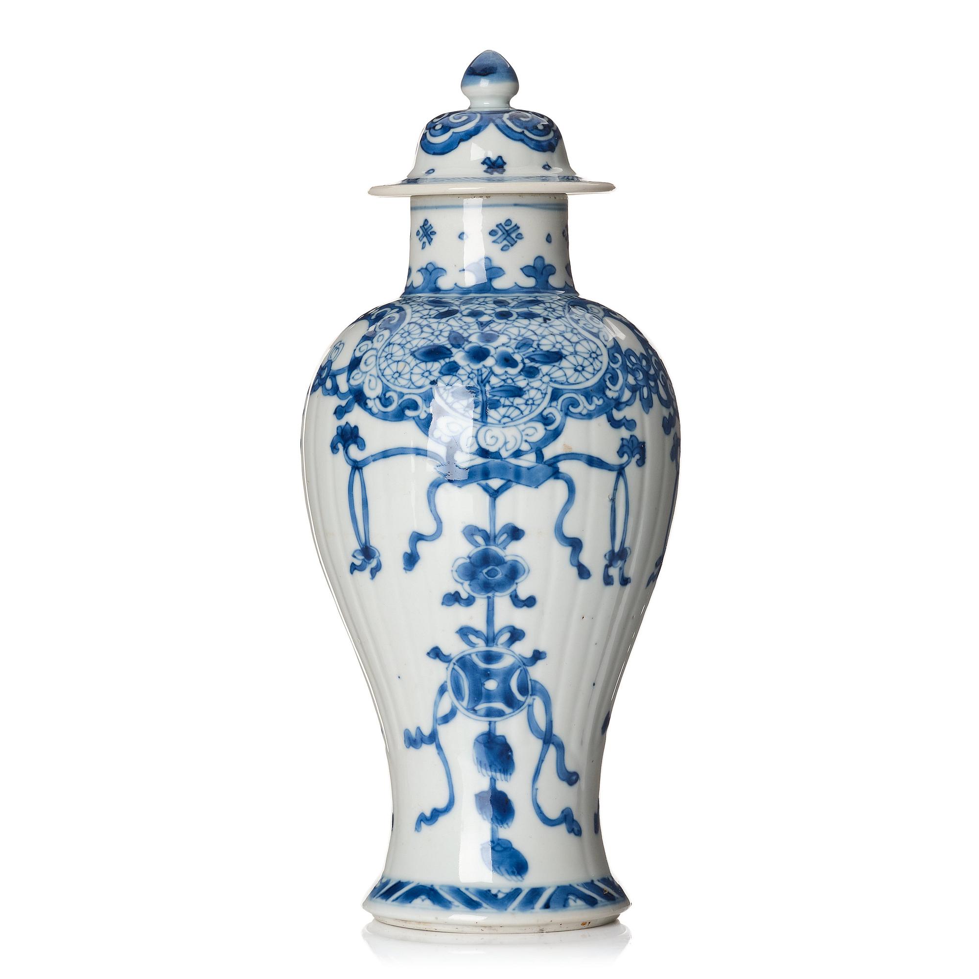 A blue and white vase, Qing dynasty, Kangxi (1662-1722).