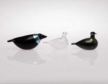 Three glass birds signed O. Toikka, Nuutajärvi.