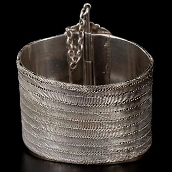 ARMBAND, silver. Mellanöstern 1900-talets första hälft. Vikt 65,5 g.