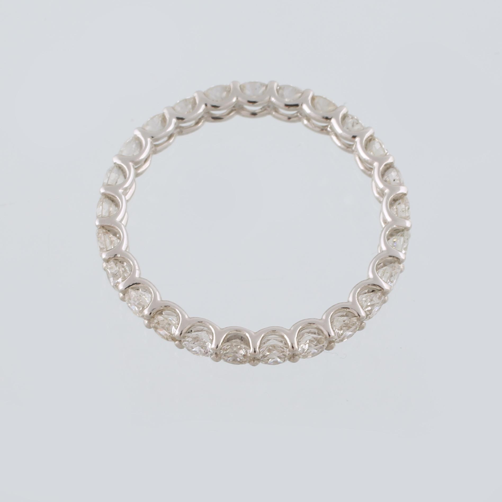 RING, 18K vitguld med 25 briljantslipade diamanter, 1.65 ct. Vikt 1,6 gram.