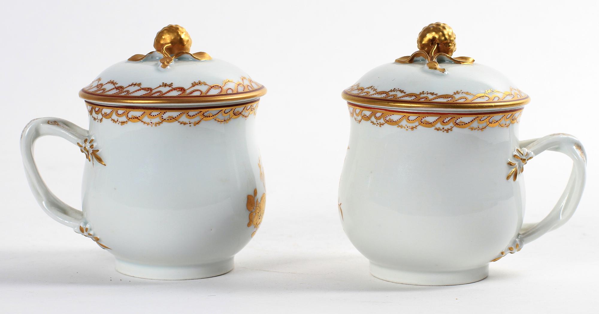 CREMEKOPPAR ett par, porslin, Kina 1800-tal.