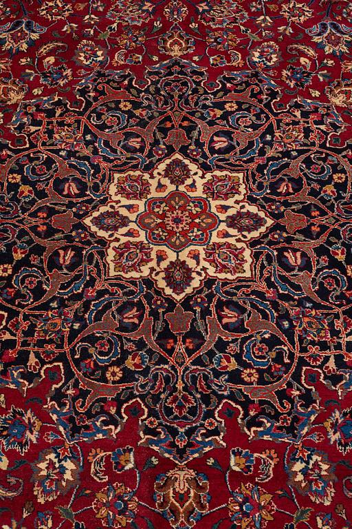 MATTA, semiantik Meshed, signerad Saber, ca 512,5 x 343,5-345 cm (inklusive sidorna med 1,5-3 cm slätväv).
